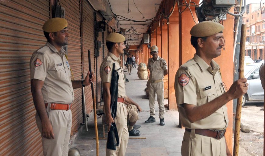 अस्पताल का बहाना करके गर्लफ्रेंड के साथ पोहा खाने निकले जेल में बंद 4 कैदी, पुलिस को दी रिश्वत, 13 गिरफ्तार