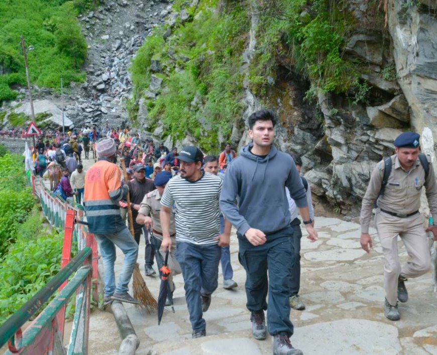 रुद्रप्रयाग: कार्यभार ग्रहण करते ही जिलाधिकारी प्रतीक जैन ने पैदल मार्ग से यात्रा कर लिया बाबा केदारनाथ का आशीर्वाद