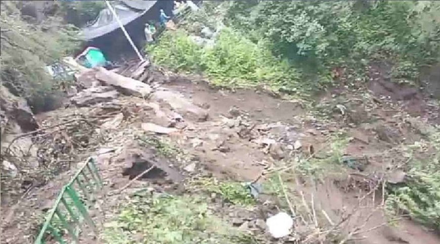 यमुनोत्री पैदल मार्ग पर लैंडस्लाइड, यात्रियों के दबे होने की आशंका, एक को सुरक्षित निकाला
