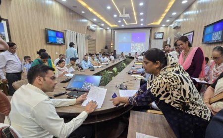 पति की मृत्यु के बाद मृतक आश्रित कोटे से नौकरी की तलाश में दर-दर भटक रही मां रेनू, डीएम ने लिया संज्ञान
