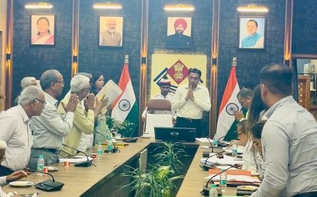 जिलाधिकारी सविन बंसल ने जनता के सामने हाथ जोड़कर मांगी माफी