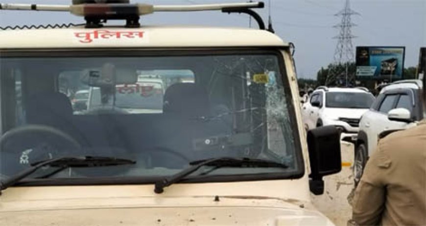 कांवड़यों ने की बहादराबाद टोल प्लाजा पर तोड़फोड़, रोडवेज और पुलिस की गाड़ी पर चलाये पत्थर