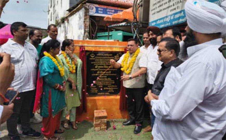 काशीपुर : मेयर बाली ने की ग्लोबल अस्पताल से मैनोर होटल तक इंटरलॉकिंग टाइल्स फिक्सिंग कार्य की शुरुआत