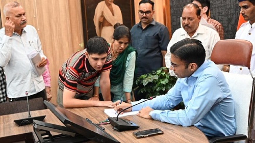 शस्त्र लाइसेंस निरस्त : इंस्पेक्टर पर कार्रवाई, पत्नी—बच्चों पर तानता था बंदूक