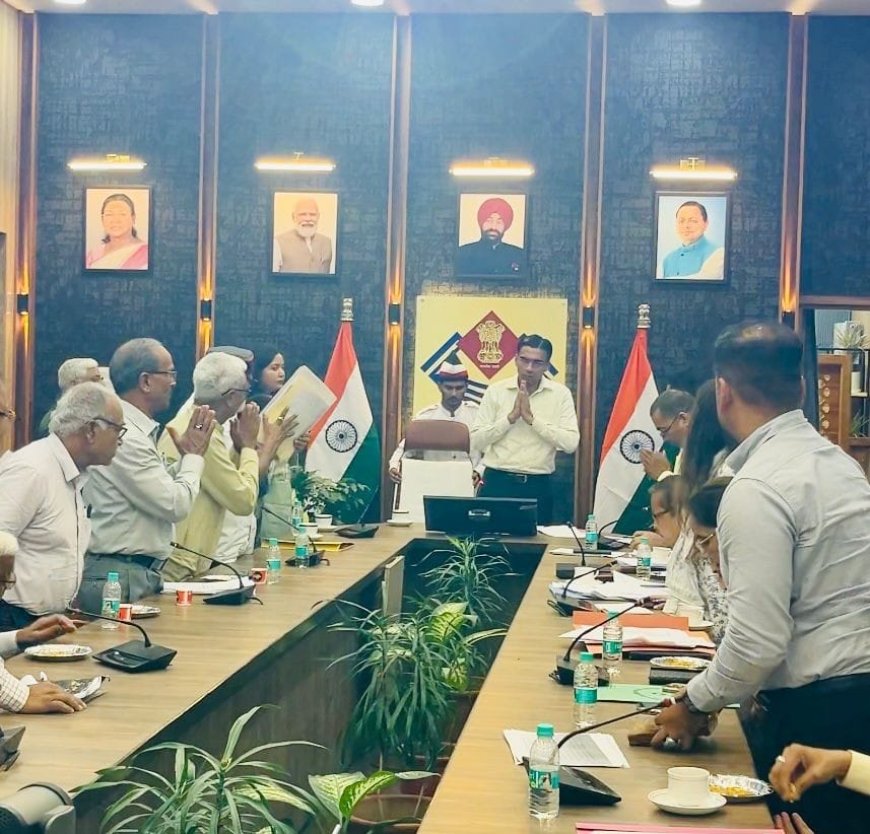 कड़क दिखने वाले डीएम सविन ने हाथ जोड़कर माफी मांगी