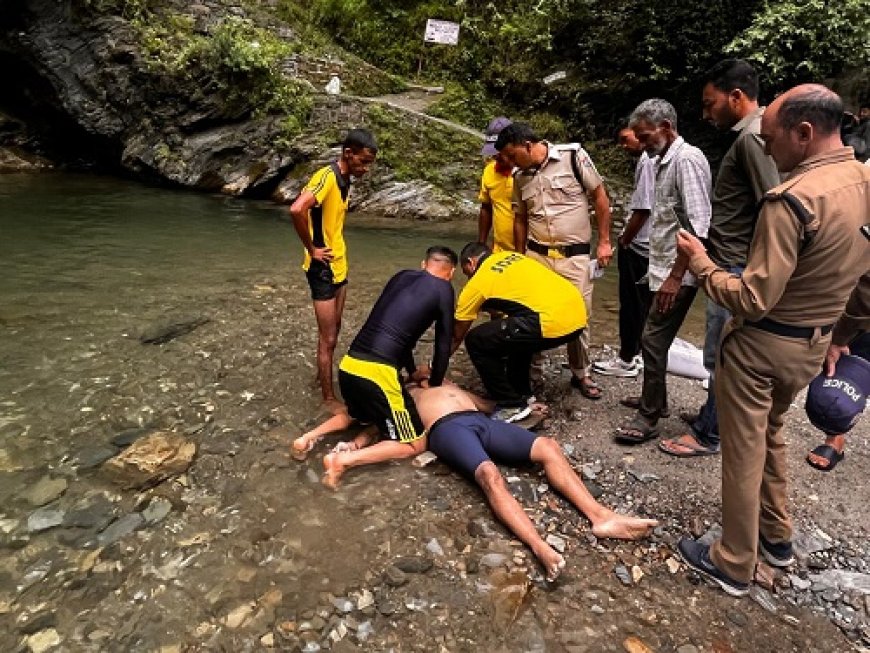 दिल्ली से छुट्टी मनाने घर आये व्यक्ति की ढोकाने वाटर फॉल में डूबने से मौत