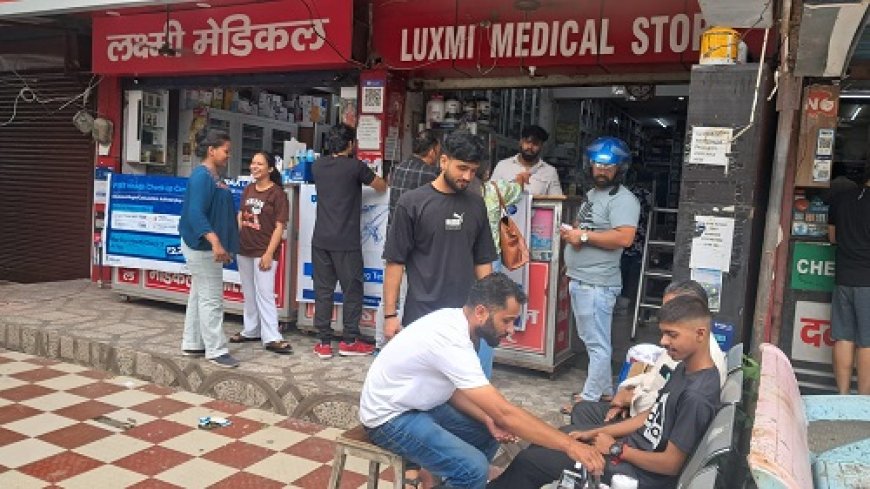लक्ष्मी मेडिकल में लगा स्वास्थ्य जांच शिविर, लोगों ने कराया रक्त परीक्षण