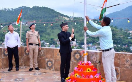 स्वतंत्रता दिवस: बागेश्वर में ध्वजारोहण, देशभक्ति गीतों और सांस्कृतिक कार्यक्रमों का समागम