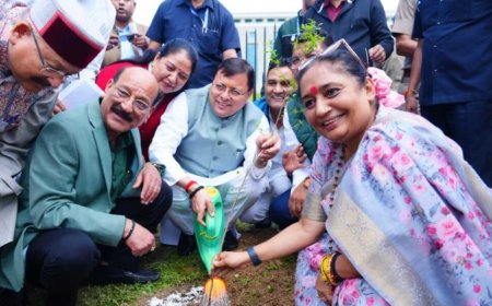 मुख्यमंत्री धामी और विधानसभा अध्यक्ष ऋतु खंडूडी भूषण ने गैरसैंण में "एक पेड़ माँ के नाम" अभियान में पौधा रोपण किया