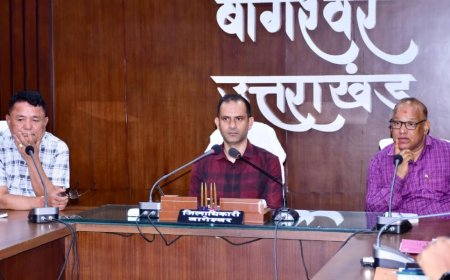 बागेश्वर: जिलाधिकारी ने सीएम हेल्पलाइन शिकायतों के त्वरित समाधान के लिए दिए सख्त निर्देश