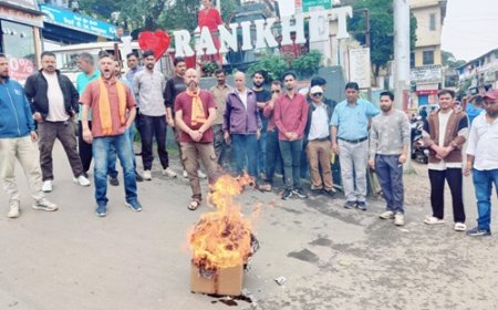 रानीखेत में विश्व हिंदू परिषद का खानपुर विधायक उमेश कुमार के पुतले का दहन