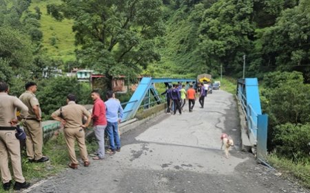 बागेश्वर में पुलिस वाहन से भागे दो कैदी, नदी में कूदने का खतरा