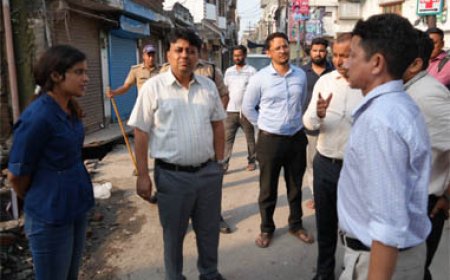 डीएम नितिन भदौरिया का दौरा: अल्ली खां में प्रशासन की सख्त कार्रवाई