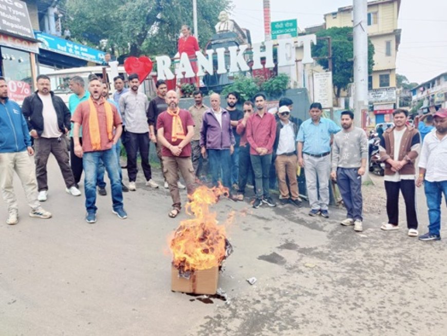 रानीखेत में विश्व हिंदू परिषद का खानपुर विधायक उमेश कुमार के पुतले का दहन