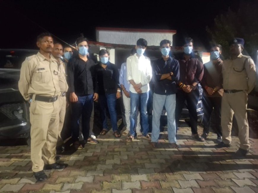 पुलिस से अभद्रता करने वाले युवकों पर कार्रवाई, तीन लग्जरी गाड़ियां जब्त