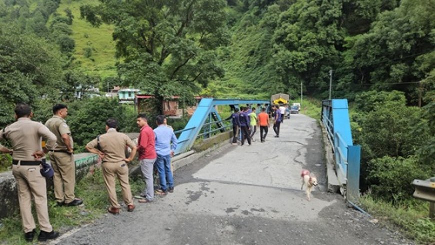 बागेश्वर में पुलिस वाहन से भागे दो कैदी, नदी में कूदने का खतरा