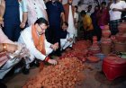 देहरादून: मुख्यमंत्री पुष्कर सिंह धामी ने स्थानीय दुकानों से की दीपावली की खरीदारी, दिया यह संदेश