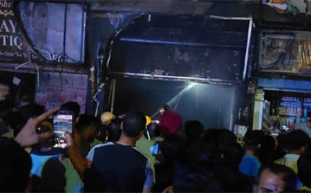 काशीपुर में रेडीमेड दुकान में भीषण आग, लाखों का सामान जलकर राख