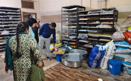 छापा : मिठाई की दुकानों पर छापा, इस नंबर पर करें शिकायत