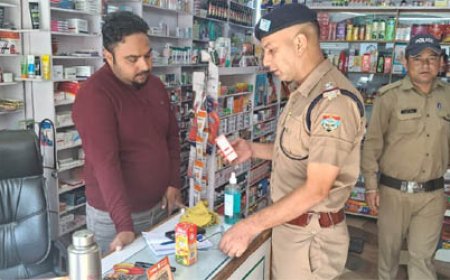 पुलिस ने कबाड़ियों/मेडिकल स्टोर/गन शॉप/मोबाइल शॉप की चेकिंग कर किये 133 चालान