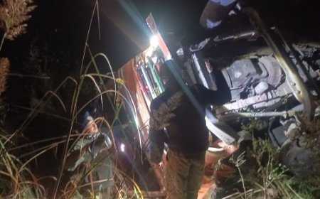 हादसा : नैनी पुल के पास नदी में जा गिरा अनियंत्रित कैंटर