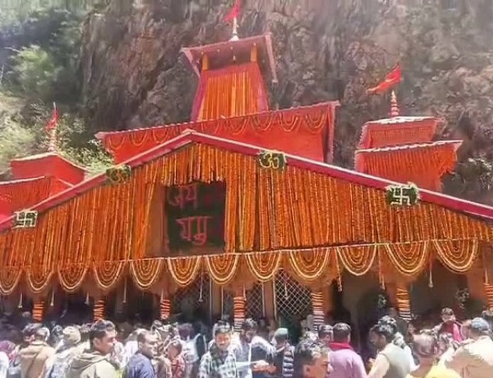 यमुनोत्री धाम के कपाट शीतकाल के लिए बंद, मां यमुना की डोली खरसाली रवाना