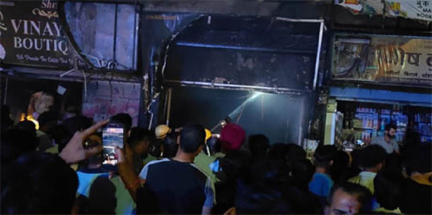 काशीपुर में रेडीमेड दुकान में भीषण आग, लाखों का सामान जलकर राख