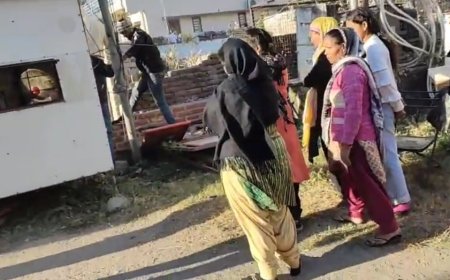 वीडियो: दून में पुलिस-प्रशासन से ऊपर भूमाफिया, दिनदहाड़े पॉश कॉलोनी की दीवार तोड़कर खोला रास्ता