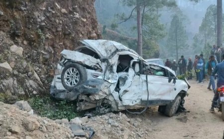 Uttarakhand: अनियंत्रित होकर यहां गहरी खाई में गिरी कार , दो महिलाओं समेत तीन की मौत