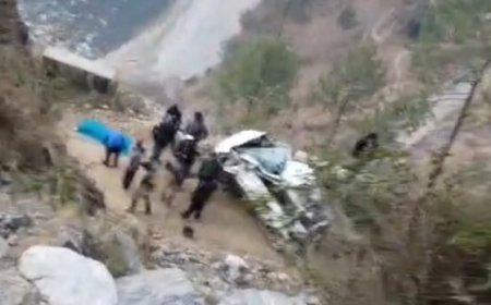 उत्तराखंड में दर्दनाक सड़क हादसा, गहरी खाई में गिरी कार, तीन की मौत, दो गंभीर घायल