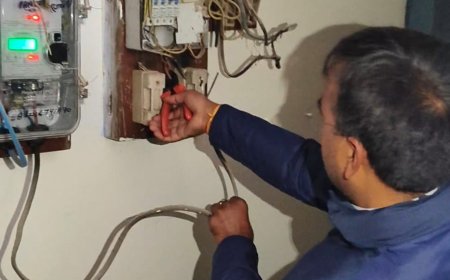 गुस्सा: जनता की बिजली कटौती से नाराज़ विधायक ने अधिकारियों के सरकारी आवासों की काटी बिजली