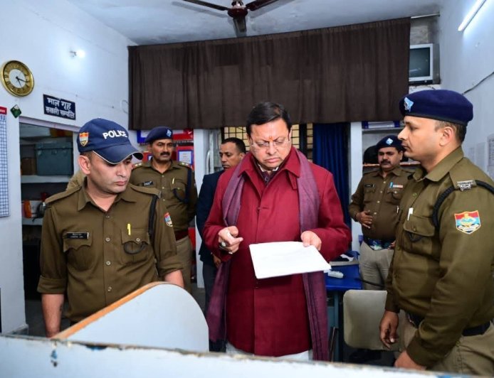 सीएम धामी का डालनवाला थाने पर औचक निरीक्षण: थानेदार अनुपस्थित मिले, तत्काल लाइन हाजिर