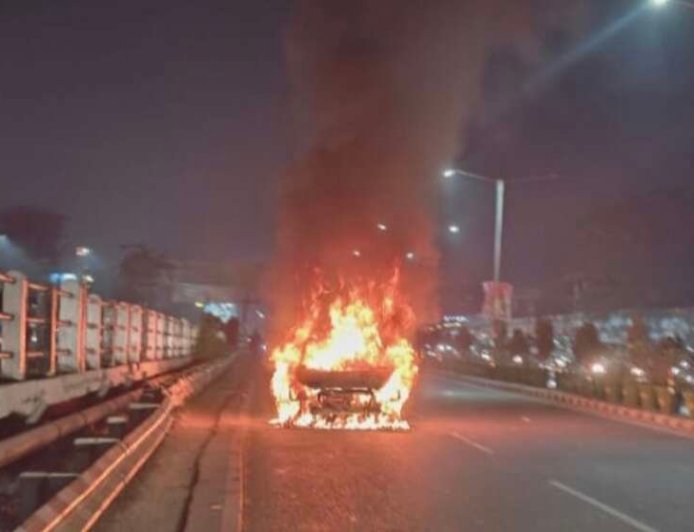 Uttarakhand: चलती कार बनी आग का गोला , इस हादसे में बाल- बाल बचे चार युवक