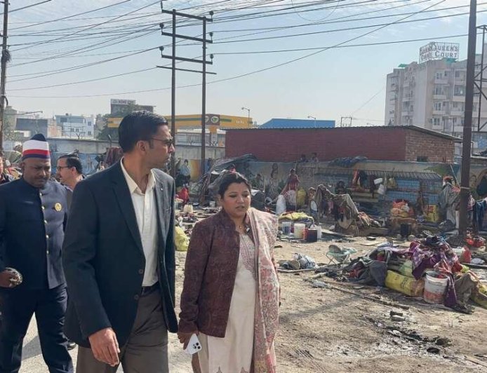 देहरादून: शहर की सफाई व्यवस्था देखने निकले डीएम ,अधिकारियों को निर्देश सड़क किनारे न दिखे कूड़े का ढेर