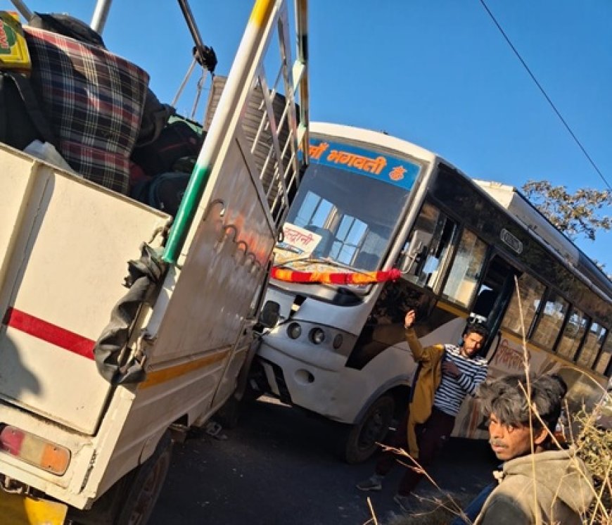 बच्चों को परीक्षा केंद्र ले जा रही केमू बस और पिकअप में भिड़ंत