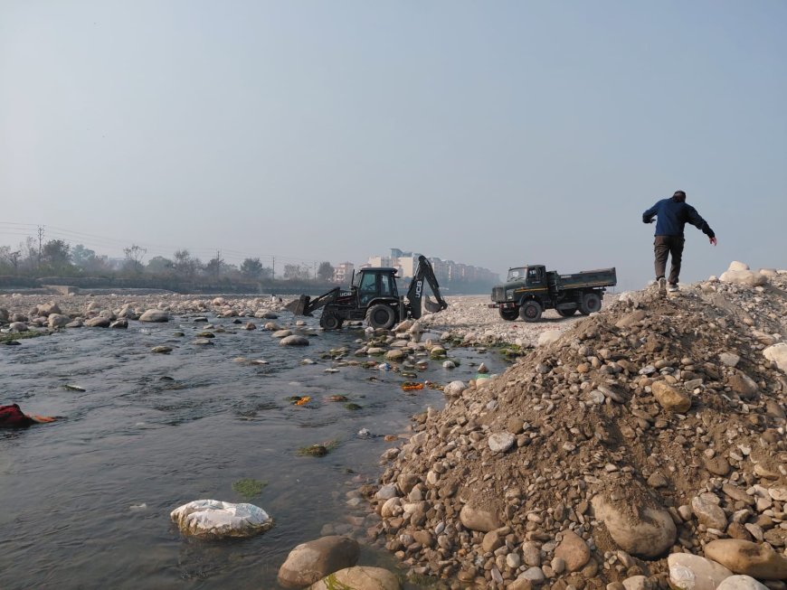 देहरादून की टोंस नदी में अंधाधुंध खनन, आपदा से भी नहीं चेते, नदी का बदल दिया स्वरूप