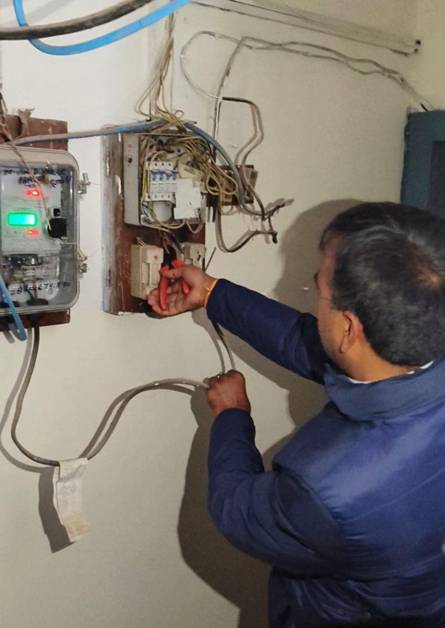 गुस्सा: जनता की बिजली कटौती से नाराज़ विधायक ने अधिकारियों के सरकारी आवासों की काटी बिजली