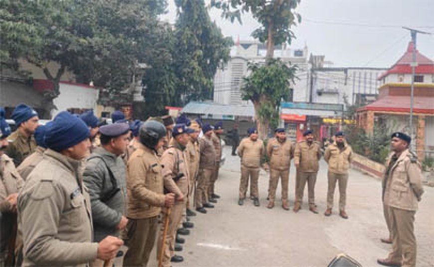 आगामी नव वर्ष के उपलक्ष्य में पुलिस ने जसपुर में निकाला फ्लैग मार्च