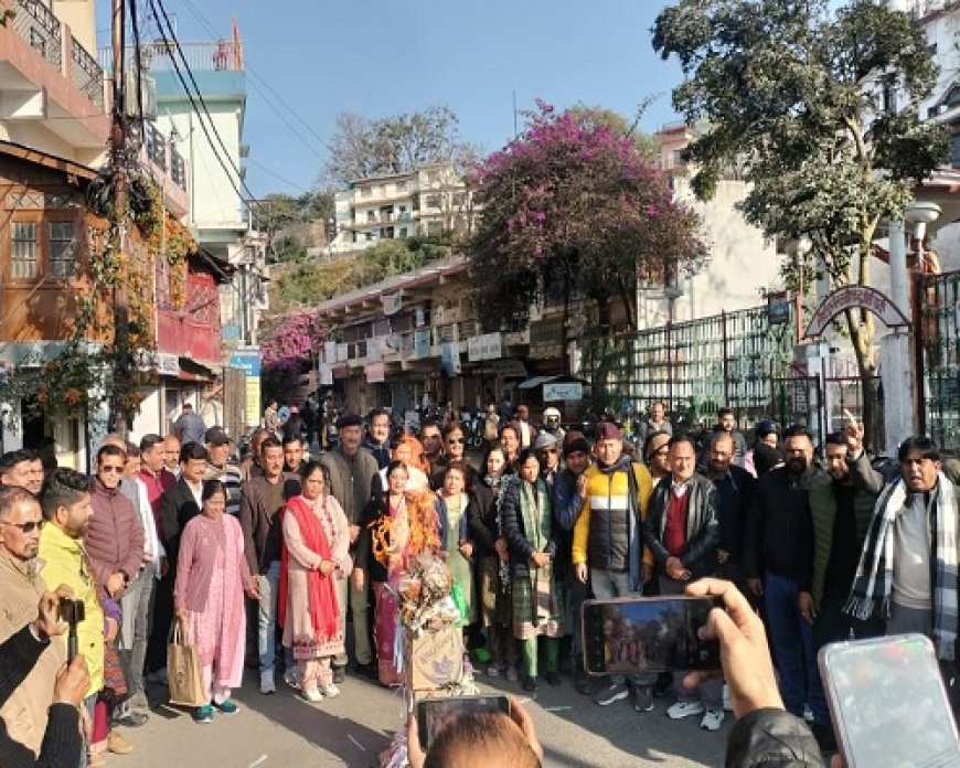 अल्मोड़ा: साहू के बयान से कांग्रेस आग बबूला, नारेबाजी के साथ पुतला फूंका