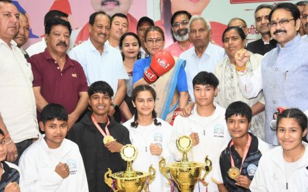 हरिद्वार: उत्तराखंड यूथ महिला एवं पुरुष मुक्केबाजी प्रतियोगिता 2026 में बालिका वर्ग की चैंपियन पिथौरागढ़ की टीम