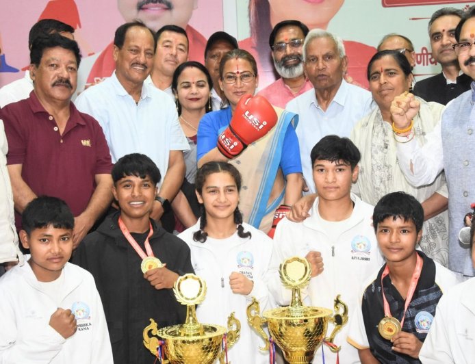 हरिद्वार: उत्तराखंड यूथ महिला एवं पुरुष मुक्केबाजी प्रतियोगिता 2026 में बालिका वर्ग की चैंपियन पिथौरागढ़ की टीम