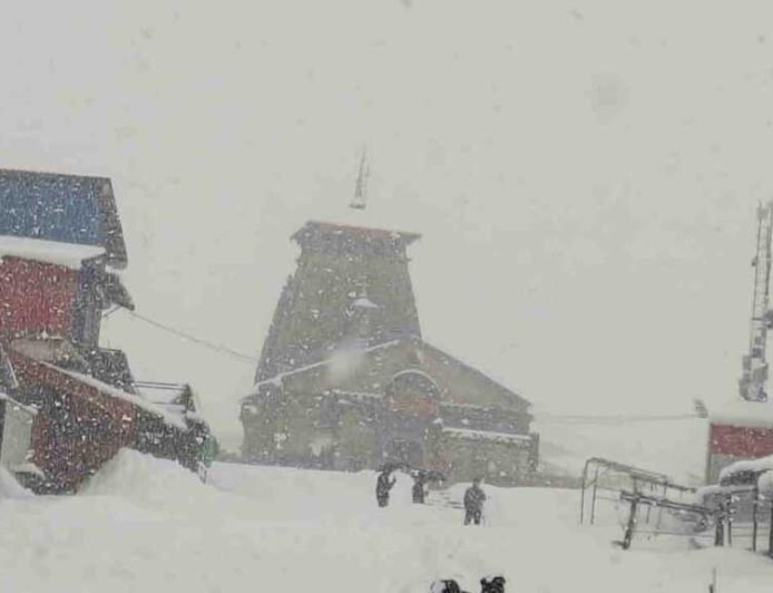 उत्तराखंड में मौसम का बदलाव: केदारनाथ और यमुनोत्री में बर्फबारी ने बढ़ाई ठंड