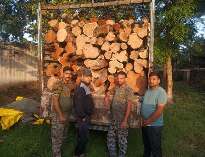 उत्तराखंड: वन विभाग की निर्देशात्मक कार्रवाई, अवैध खैर लकड़ी के साथ डीसीएम पकड़ी गई