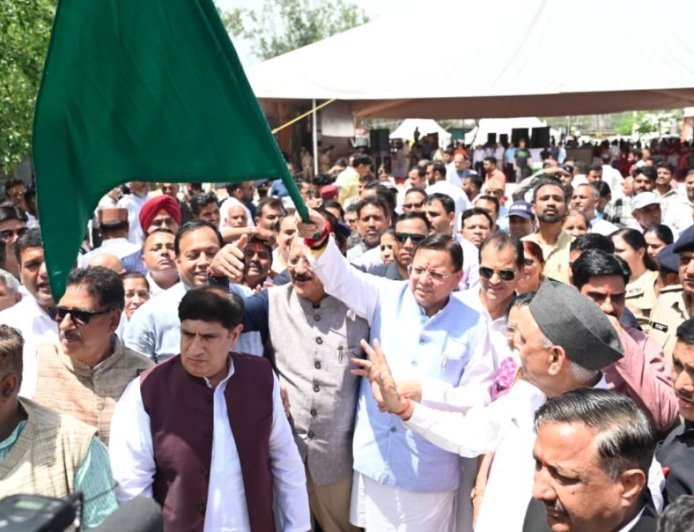 उत्तराखण्ड में चारधाम यात्रा की शुरुआत, बसों को किया रवाना