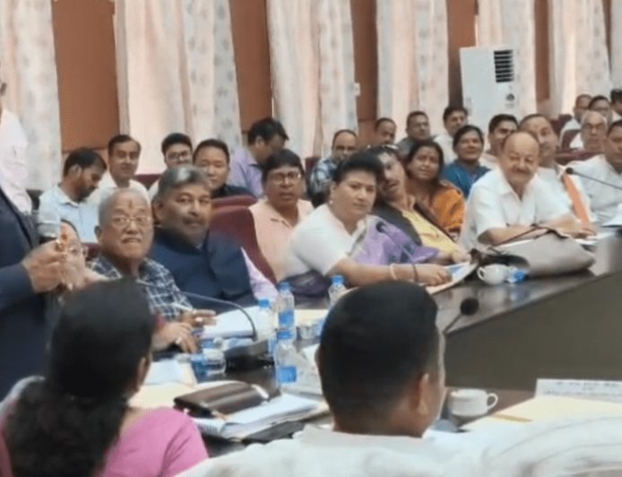 बंशीधर भगत का बयान: 'सिर्फ मोदी-मोदी से नहीं चलेगा काम, 2027 में बढ़ सकती हैं मुश्किलें'