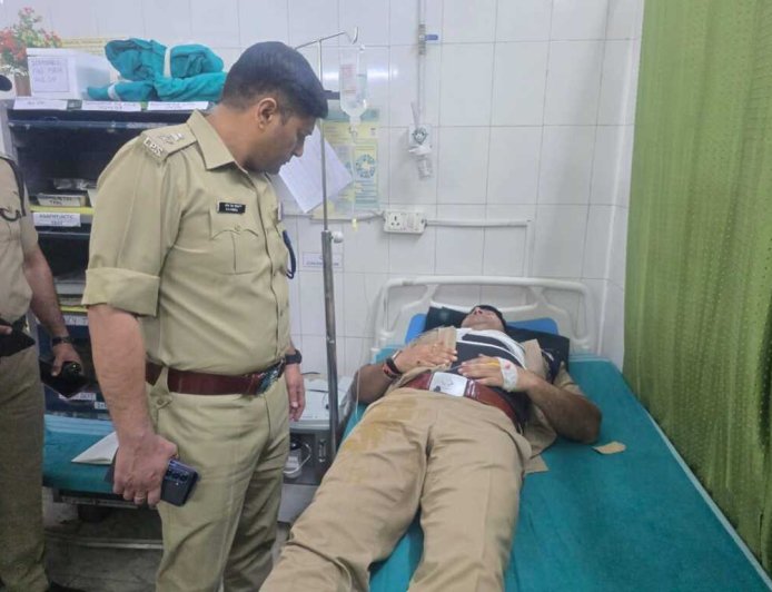 देहरादून में पुलिस-बदमाशों के बीच मुठभेड़: एक बदमाश ढेर, थानाध्यक्ष गंभीर रूप से घायल