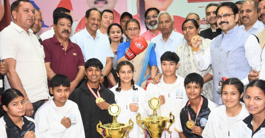 हरिद्वार: उत्तराखंड यूथ महिला एवं पुरुष मुक्केबाजी प्रतियोगिता 2026 में बालिका वर्ग की चैंपियन पिथौरागढ़ की टीम