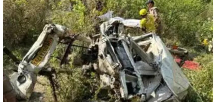 टिहरी जिले में मैक्स खाई में गिरी, आठ लोगों की हुई मौत