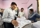 देहरादून में डीएम की छापेमारी: सब-रजिस्ट्रार कार्यालय में सामने आई गंभीर अनियमितताएं