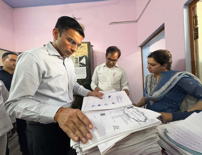 देहरादून में डीएम की छापेमारी: सब-रजिस्ट्रार कार्यालय में सामने आई गंभीर अनियमितताएं